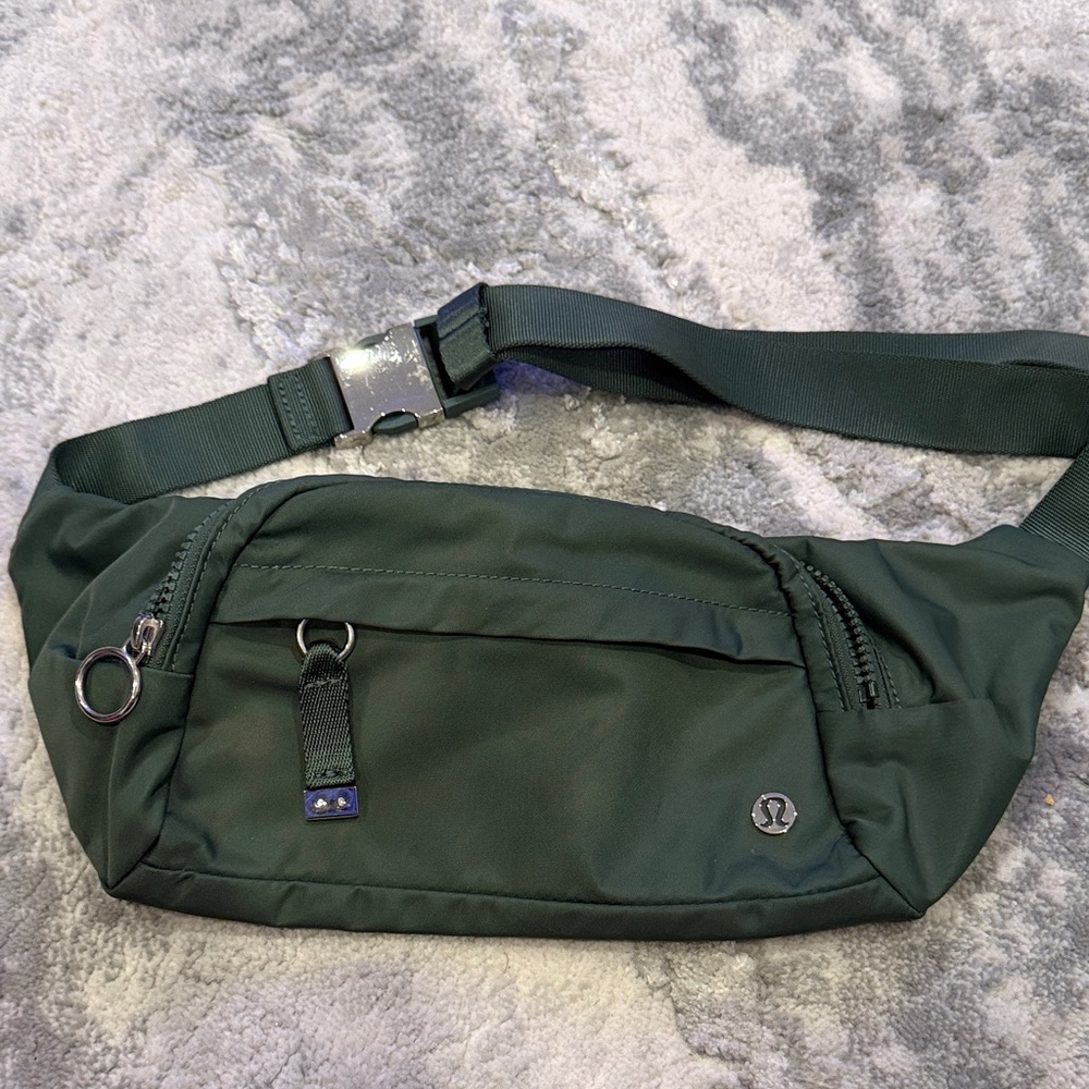 lululemon athletica Forest Green Belt Bag / NWOT